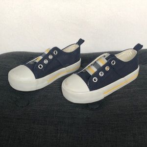 Toddler boys canvas sneakers - size 9